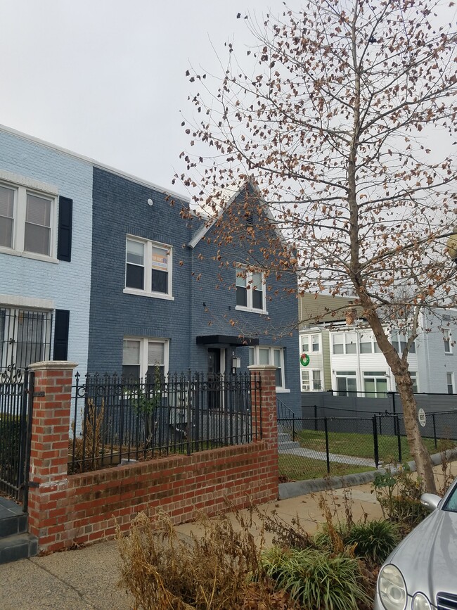 Building Photo - 1107 Penn St NE