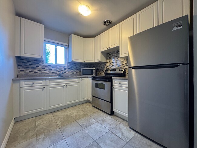 Building Photo - Updated 1 Bedroom & 1 Bathroom Apartment!