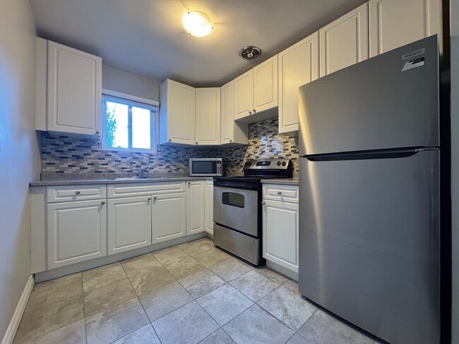 Photo du bâtiment - Updated 1 Bedroom Apartment!