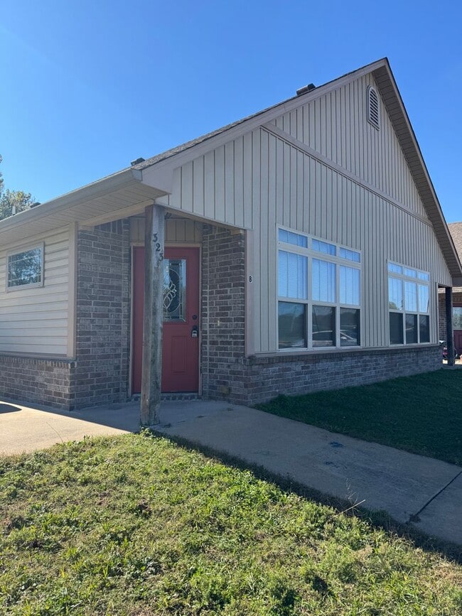 Building Photo - 323 9th St