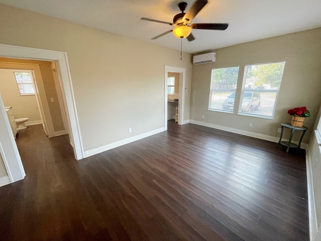 Photo - 1425 Quintana Rd House