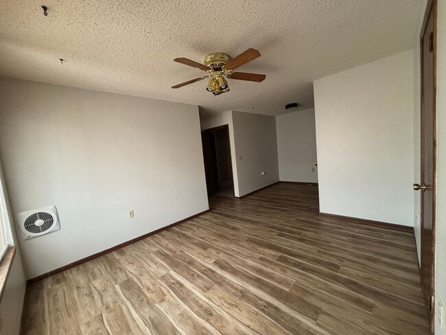 Building Photo - 2619 W 15th St N