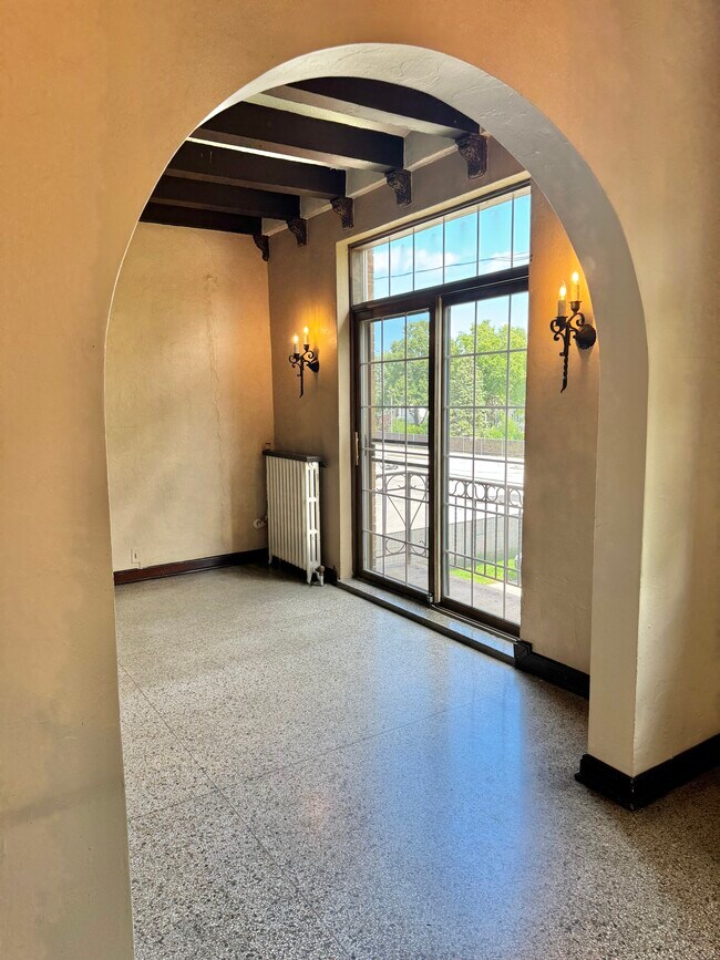 Sala de estar tipo estudio - Grace Manor Apartments