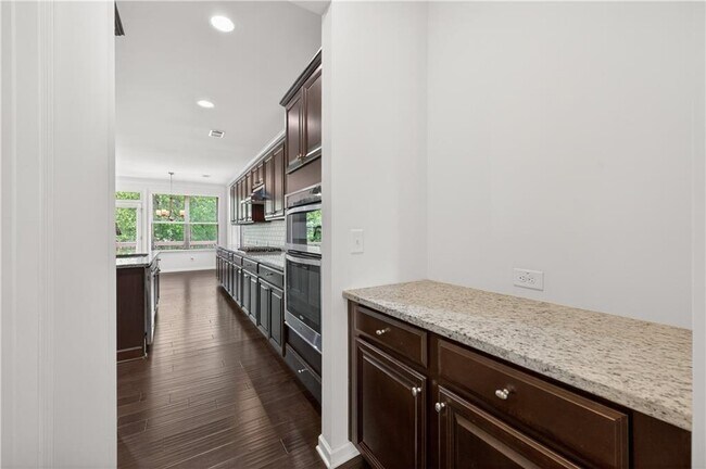 Foto del edificio - 1020 Kendall Grove Ct