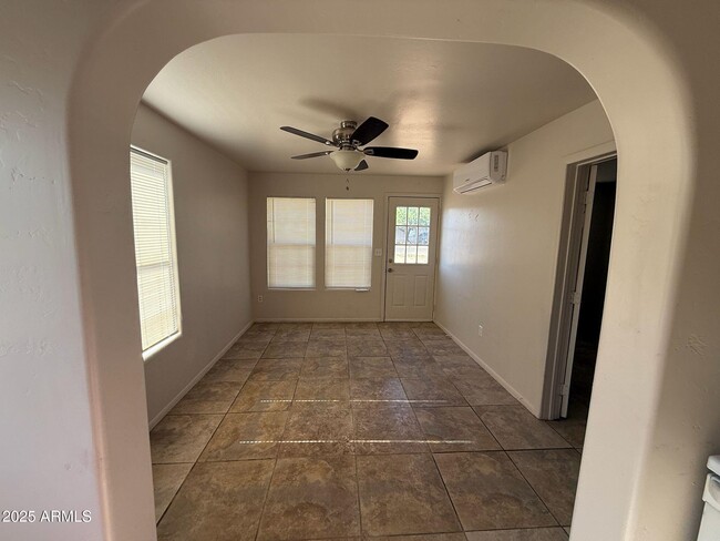 Building Photo - 214 W 9th St