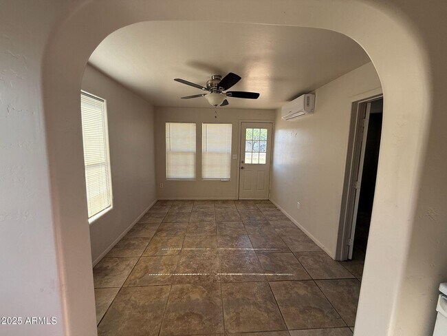 Foto del edificio - 214 W 9th St