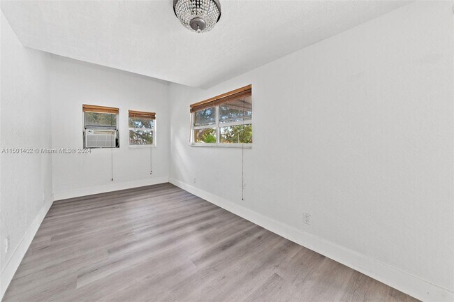 Foto del edificio - 30 SW 5th St