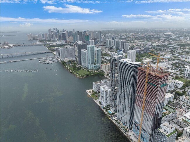 Foto del edificio - 700 NE 24th St