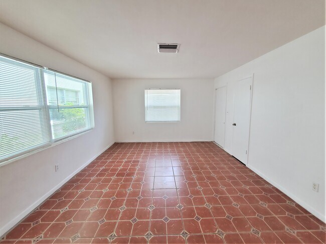 Foto del edificio - 915 Highland Ave N