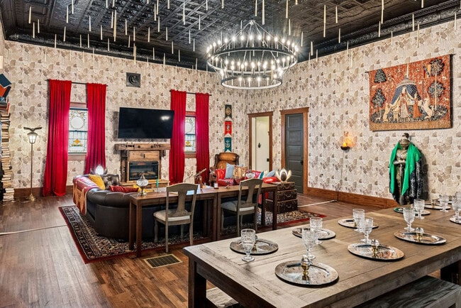 Building Photo - 208 Main St
