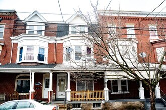 Building Photo - 903 1/2 W Allen St