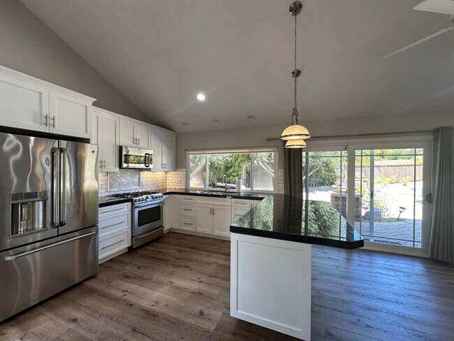 Foto del edificio - Stunning 4+2 Pool Home Home In Westlake Hi...