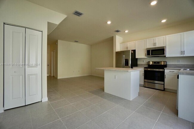 Building Photo - 3432 W 113th St