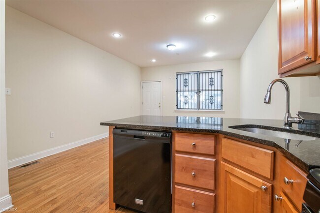 Building Photo - 3 br, 2 bath Duplex - 2008 N 18TH ST Unit 1