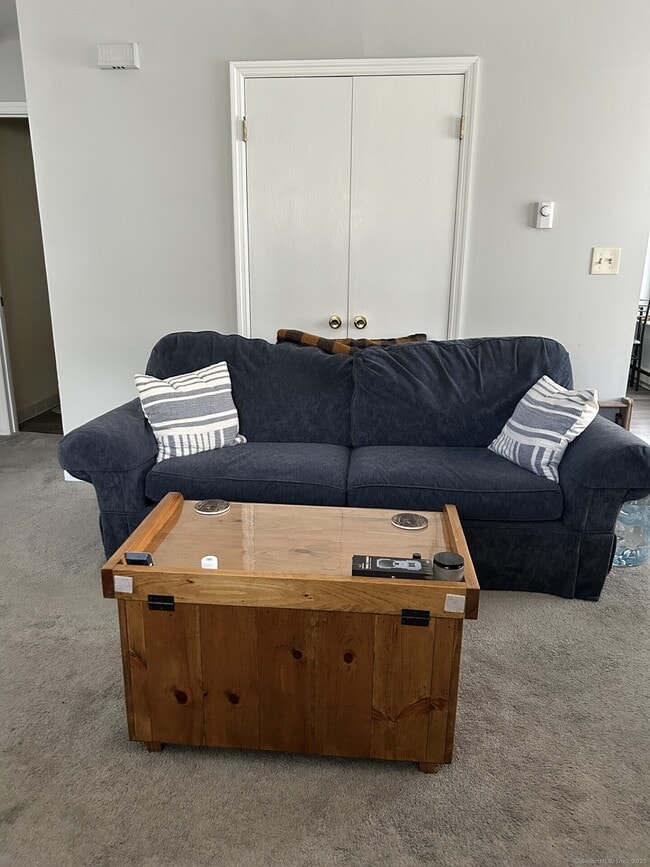 Building Photo - 42 Valley Dr