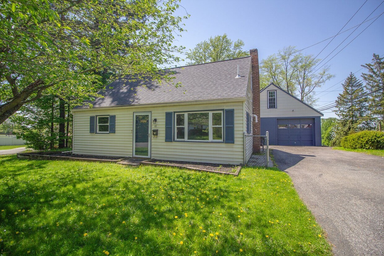Primary Photo - Charming Home for Rent in North Colonie Sc...
