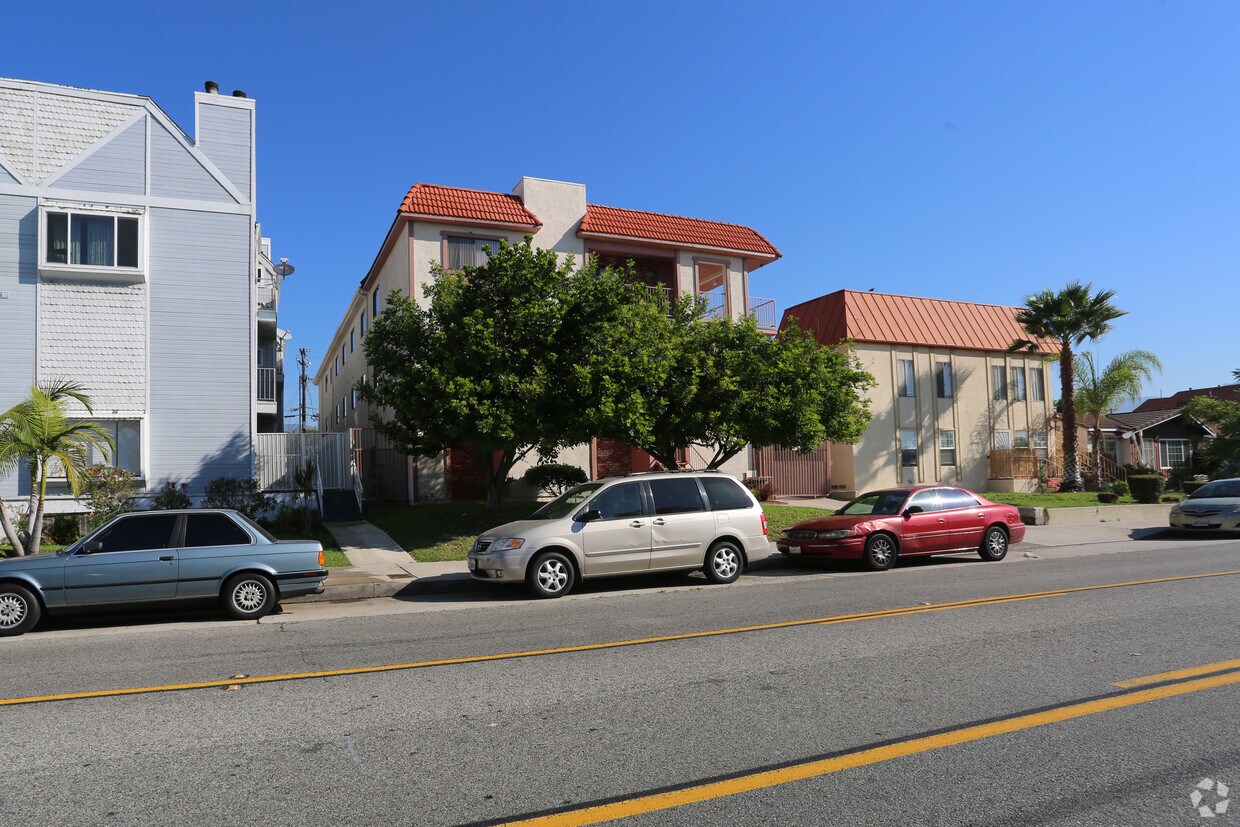 Building Photo - 1131 E Wilson Ave