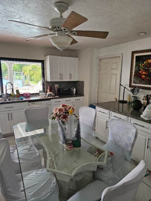 Foto del edificio - 740 Bluebird Ln