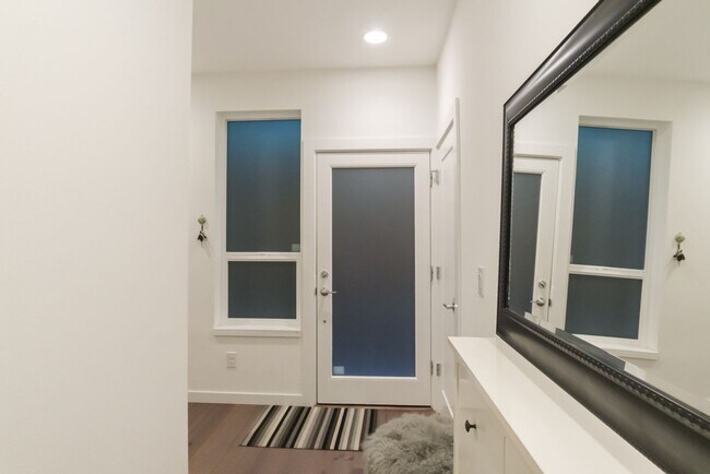 Building Photo - 3Bd/3Ba Seattle Townhouse
