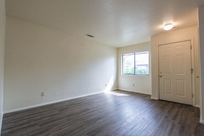 Foto del edificio - 8460 E Lakeshore Dr