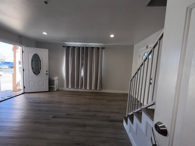 Foto del edificio - Newly Renovated 3 Bed / 2.5 Bath Apartment for Rent – Prime Huntington Beach Location!
