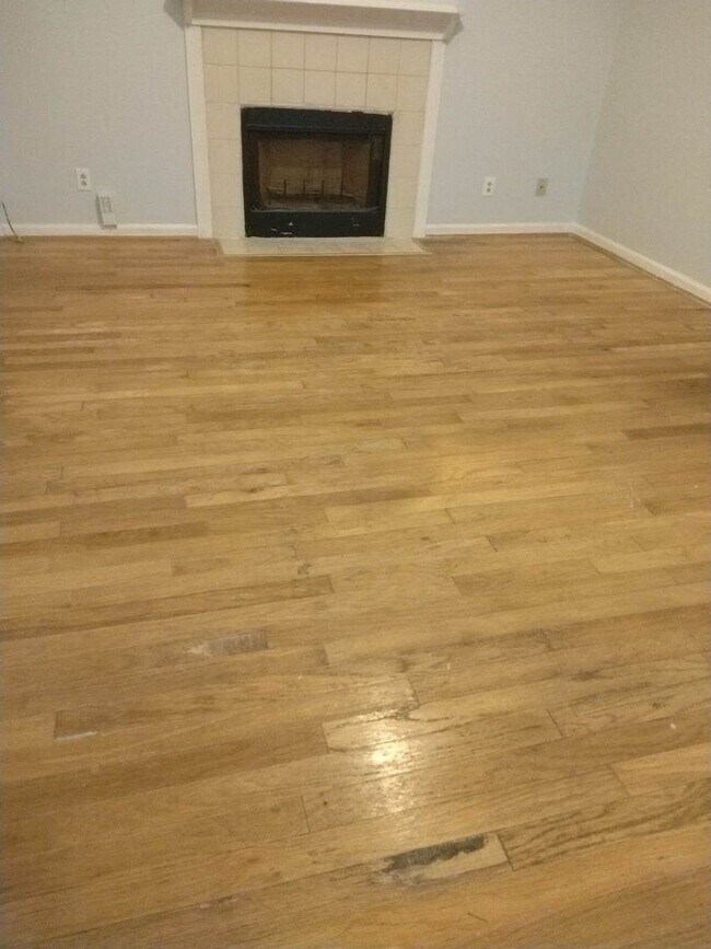 Building Photo - Conveniently Located Spacious 3 Bedroom/2 ...