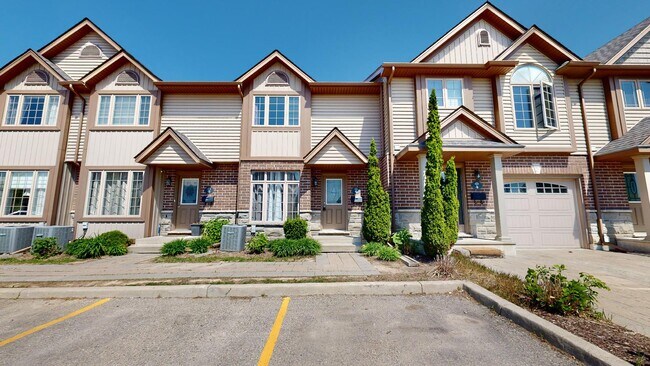 Photo du bâtiment - BEAUTIFUL THREE BEDROOM TOWNHOME ON BATEMAN TRAIL