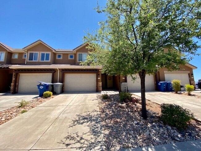 Building Photo - LARGE TOWNHOME AVAILABLE FOR RENT!