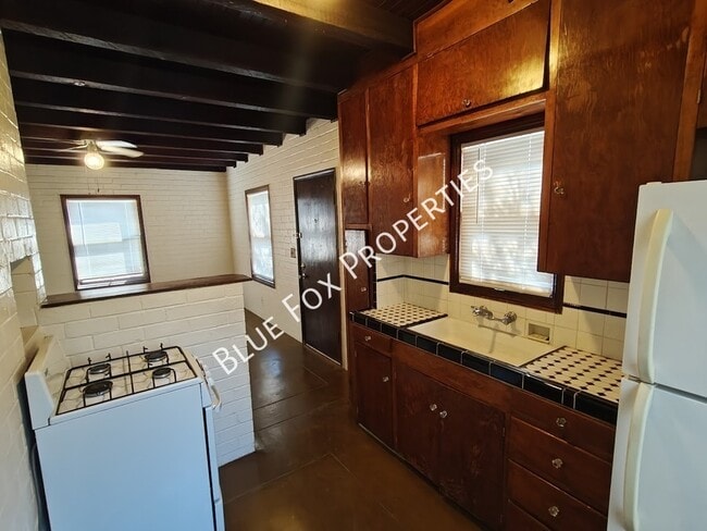 Foto del edificio - 1211 N Jones Blvd