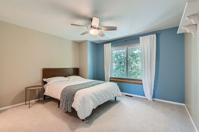 Foto del edificio - Cozy 2 BDR Furnished Townhome in Prime Lou...