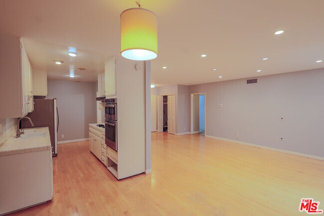 Foto del edificio - 1250 Kings Rd