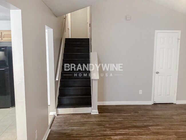 Building Photo - AVAILABLE NOW!! One month FREE RENT