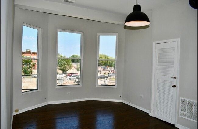 Building Photo - 867 E Pershing Rd