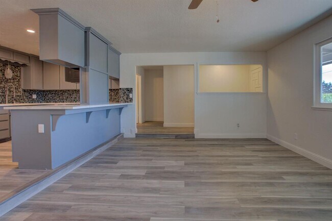 Foto del edificio - Single-story home on a corner lot