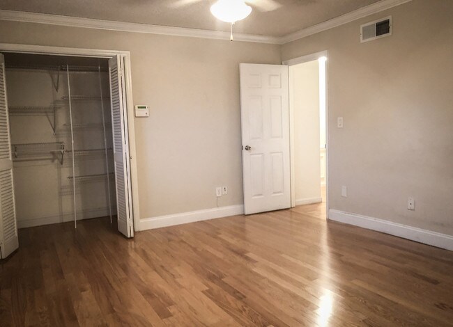 Foto del edificio - 8012 Regent Park Ln