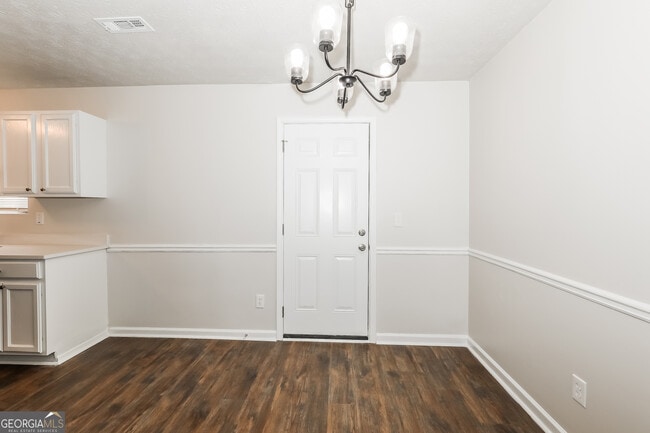 Foto del edificio - 9430 Sleepy Hollow Ln