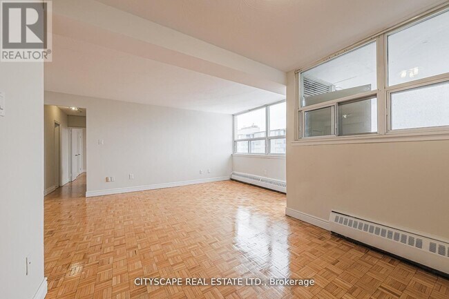 Photo du bâtiment - 1442 Lawrence Ave W