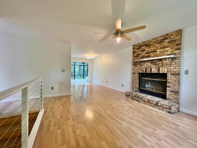 Building Photo - 1755 Fountainbleu Dr