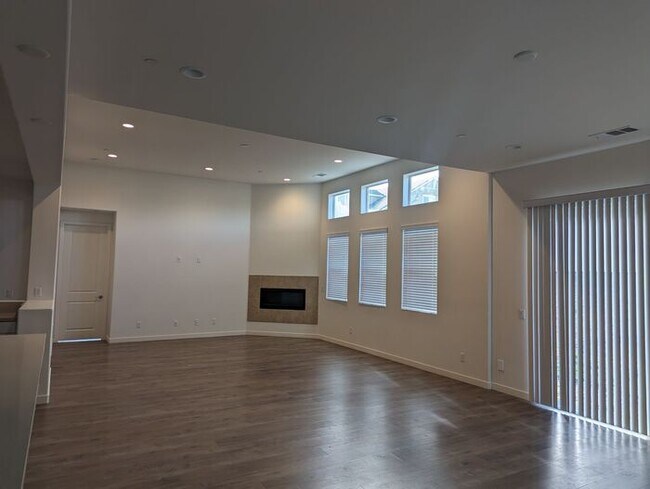 Building Photo - This Is Living!