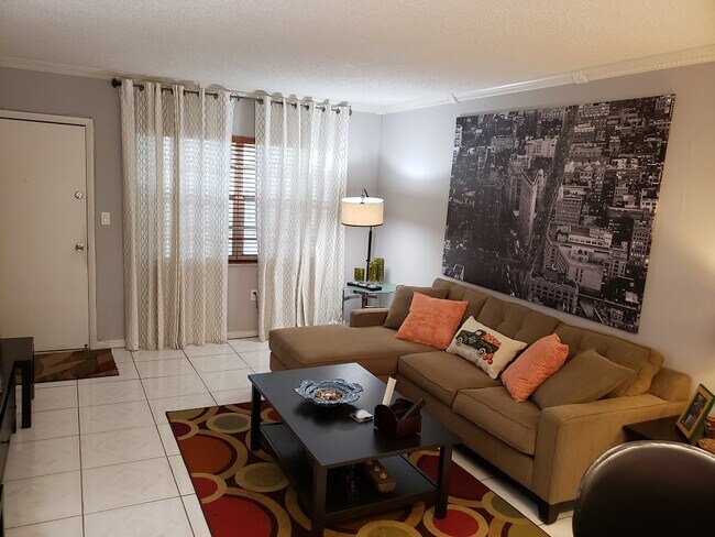 Sala de estar y toma la salida a pasillo - 4011 N Meridian Ave