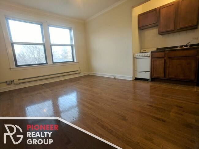 Building Photo - 4542 N Damen Ave