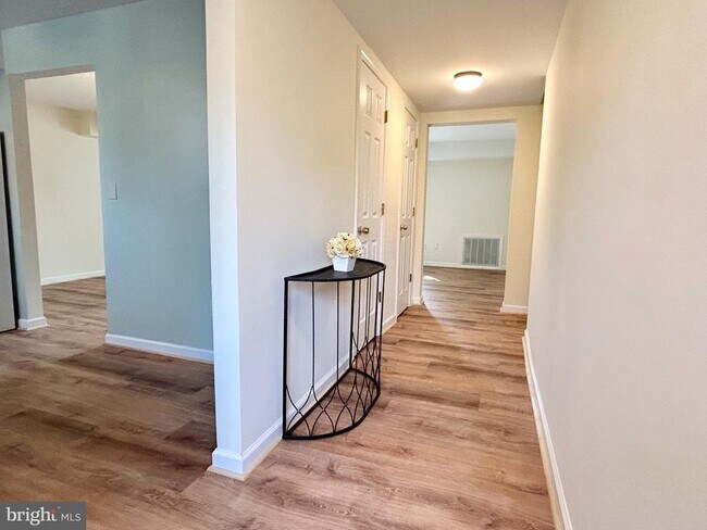 Building Photo - 136 Fairfield Dr