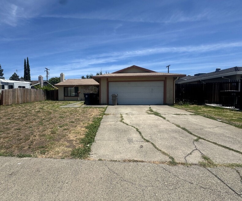 Charming 3 Bedroom, 2 Bathroom Home in Sacramento