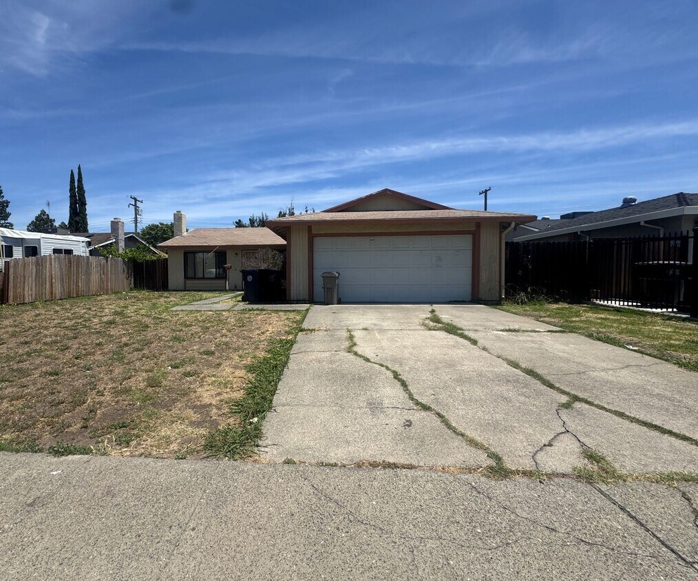 Charming 3 Bedroom, 2 Bathroom Home in Sacramento - Charming 3 Bedroom, 2 Bathroom Home in Sacramento