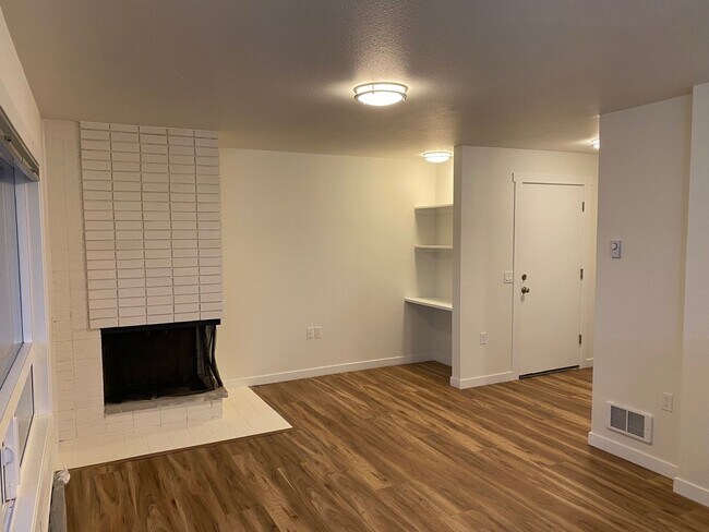 Foto del edificio - Updated 2bed/1bath Apartment in Prime Redmond Location!