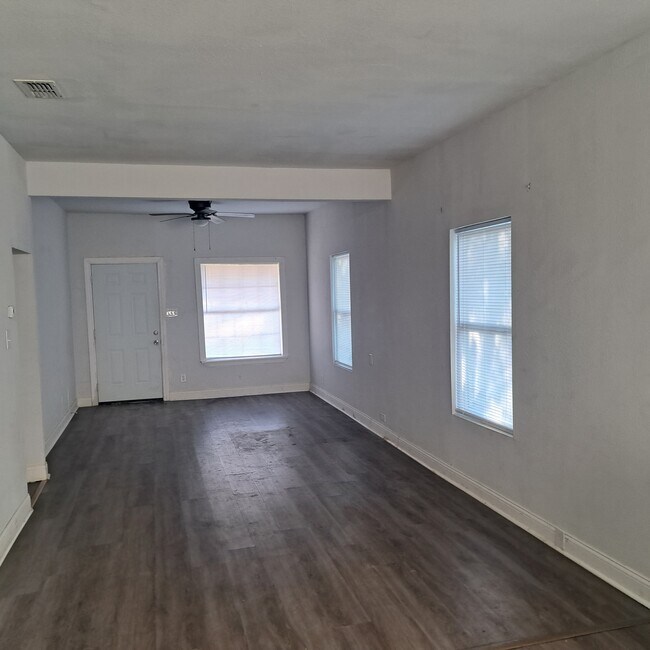 Building Photo - 909 Sims Ave