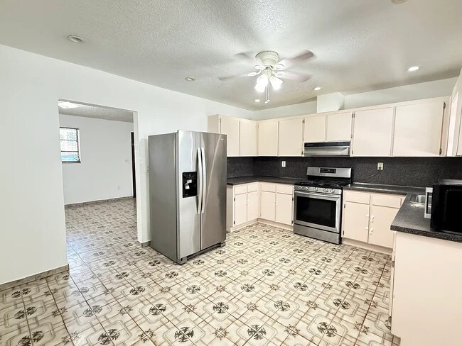 Building Photo - 1310 W 30th St