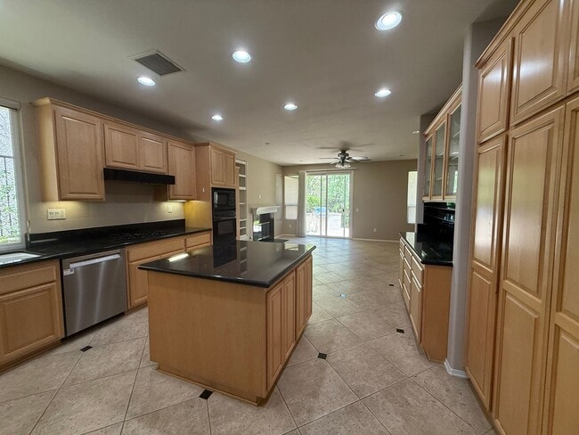 Foto del edificio - 3 bed, 2 bath single story first time rental in desirable guard gated Sorrento Community