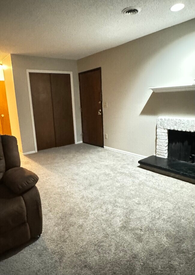 Building Photo - 6520 Delmonico Dr