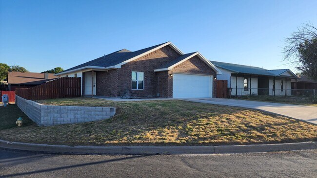 Foto del edificio - Immaculate 3 bed, 2 bath home close to Goodfellow! Welcome to Your New Home!